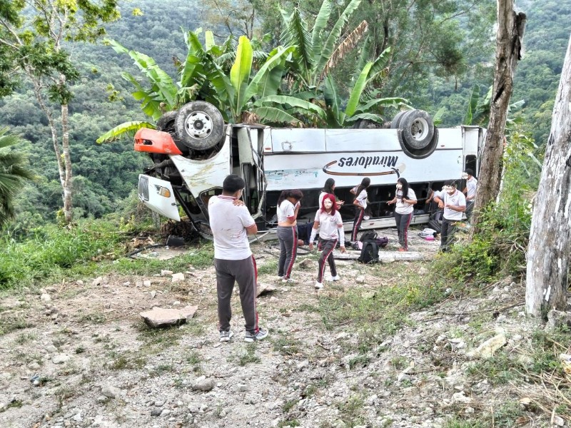 Una menor sin vida y varios alumnos lesionados del TEBAEV dejó volcadura