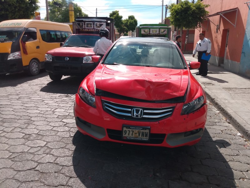 Una mujer lesionada dejó choque por semáforo descompuesto