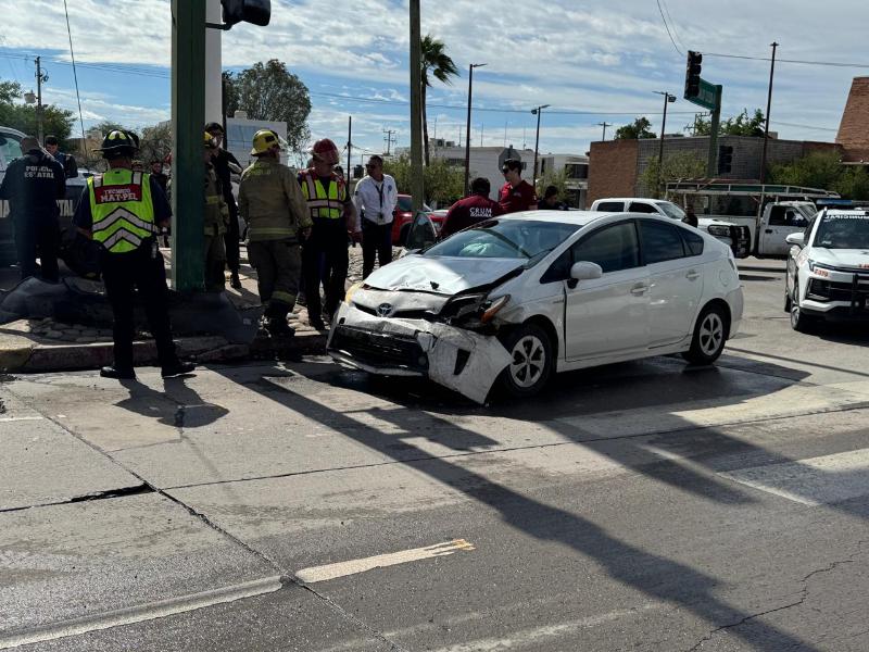 Una mujer lesionada y daños materiales cuantiosos deja choque de vehículos