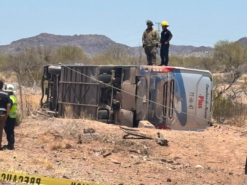 Una mujer murió en la volcadura de un autobús de pasajeros | Meganoticias
