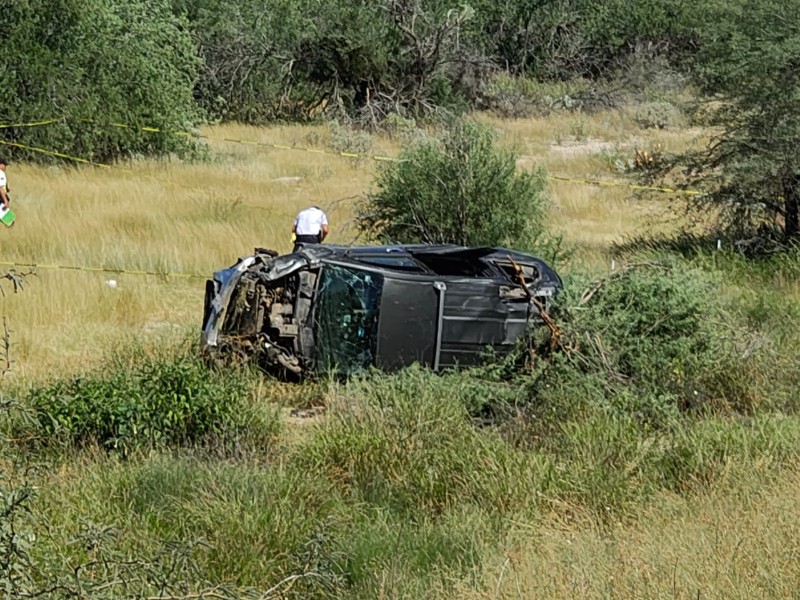 Una mujer murió y seis personas resultaron lesionadas en volcamiento de camioneta