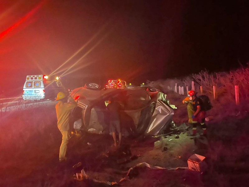 Una mujer pierde la vida tras volcadura