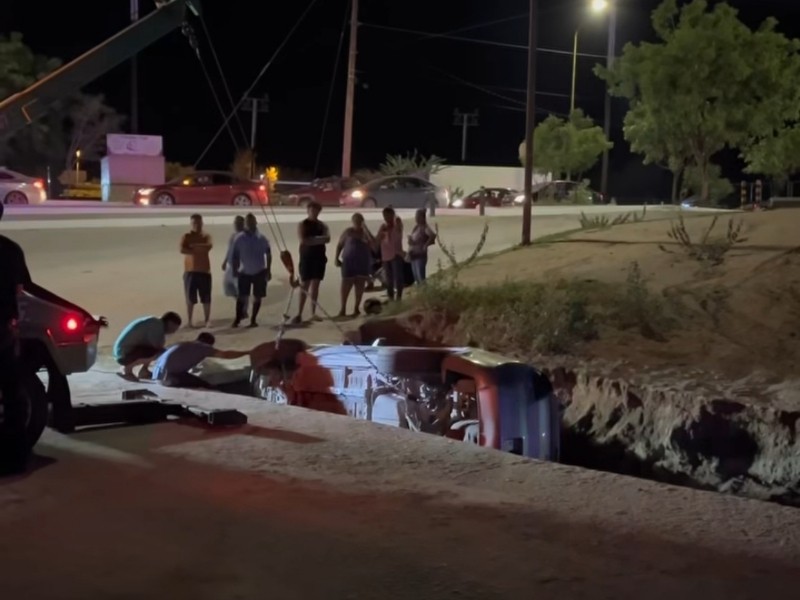 Una mujer resultó lesionada en volcadura de vehículo