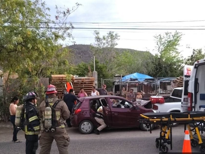 Una mujer resultó lesionada tras choque con vehículos estacionados