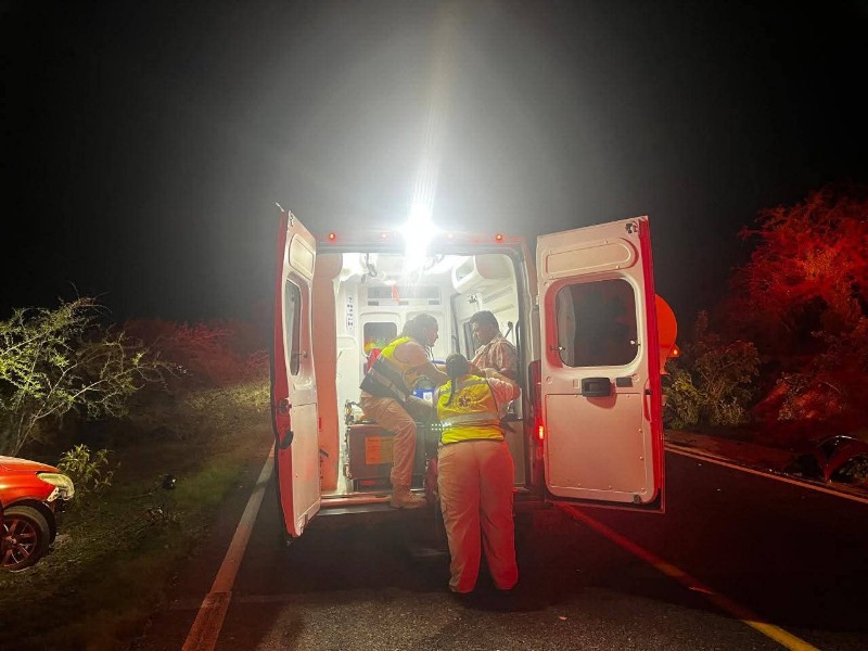 Una persona lesiona tras choque carretero de pipa y vehículo sedán