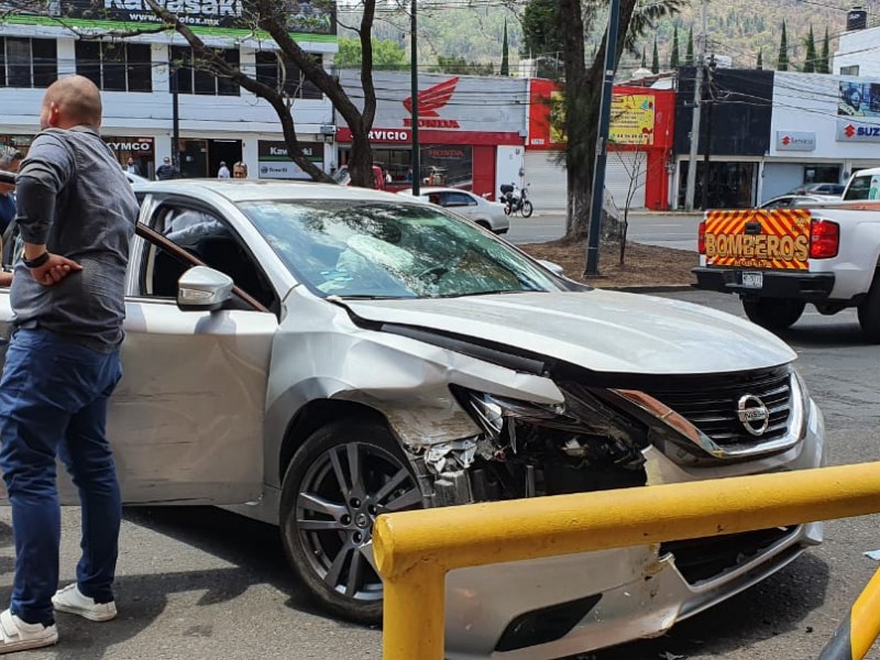 Una persona lesionada por fuerte choque en Av. Camelinas