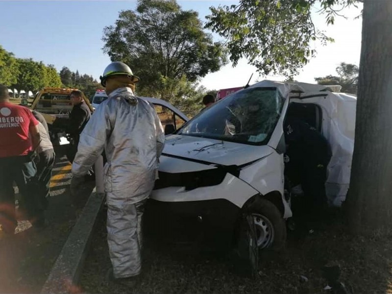 Una persona prensada, en accidente vehicular