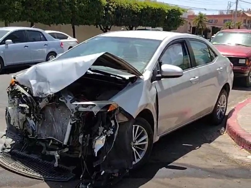 Una unidad SANDCAT blindado de la SEDENA  ocasiona accidente