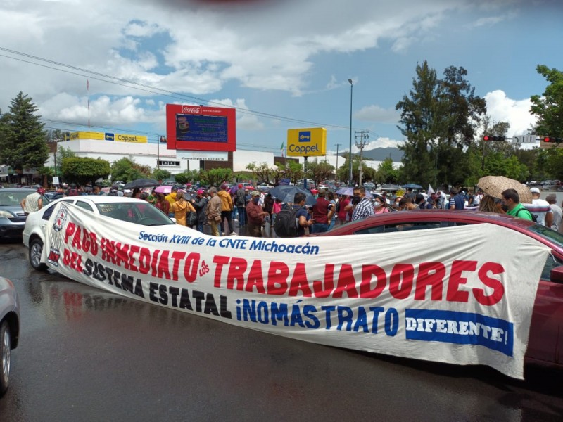 Una vez más CNTE bloquea avenidas Camelinas y Ventura Puente