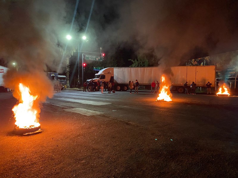 Una vez más, normalistas bloquean Libramiento cerca de la SEE