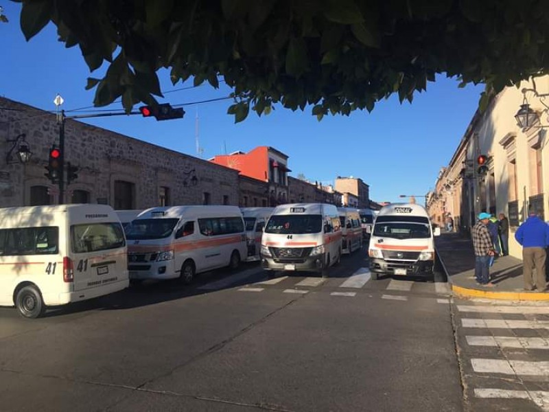 Una vez más, transportistas bloquean Av. madero