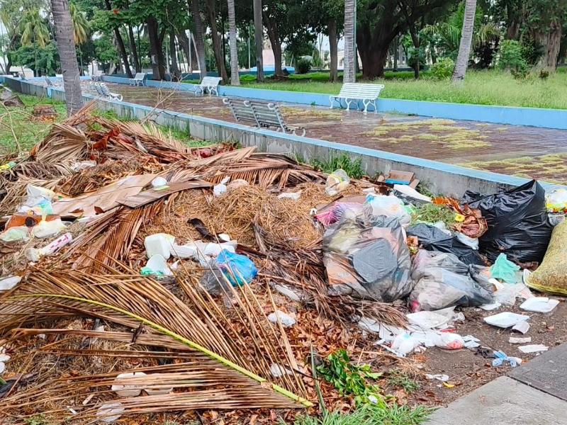 Una vez más el parque Hidalgo luce repleto de tiraderos de basura