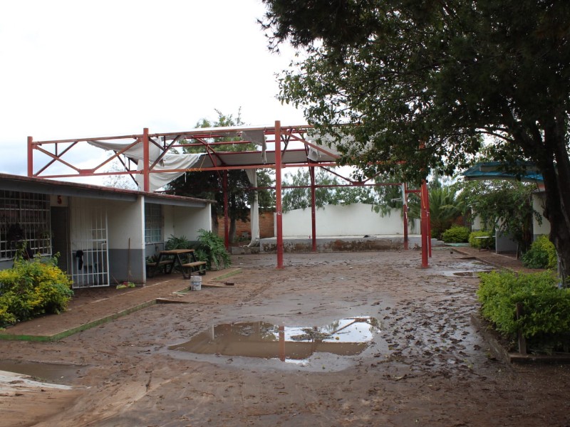Unen esfuerzos para rehabilitar escuela primaria afectada en San Pedro de Ibarra