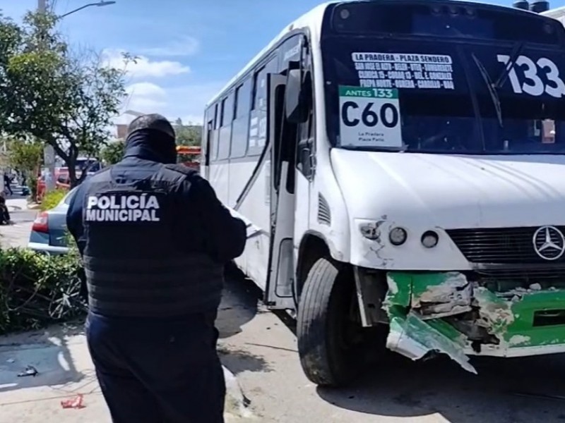 Unidad de qrobús impacta vehículos y una vivienda