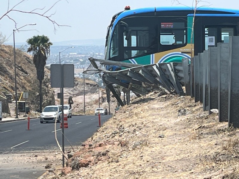 Unidad de Qrobus queda colgando de barra de contención