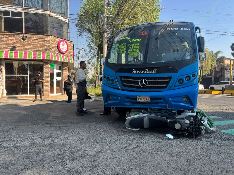 Unidad de transporte píblcio atropelló a motociclista en Toluca