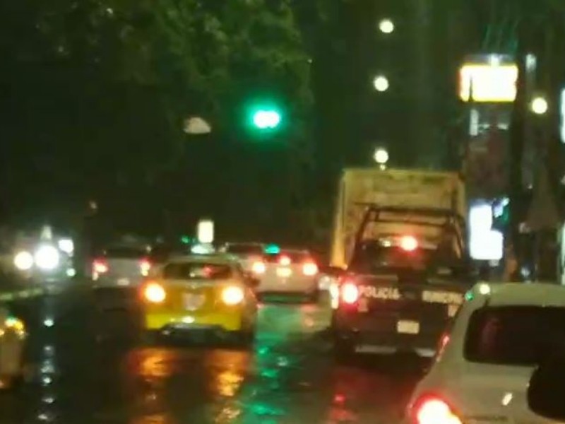 Unidad de transporte público atropella a motociclista