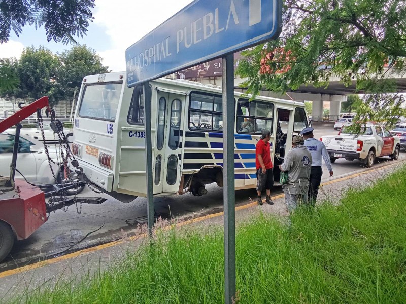 Unidad de transporte público termina sin llantas en la Atlixcáyotl