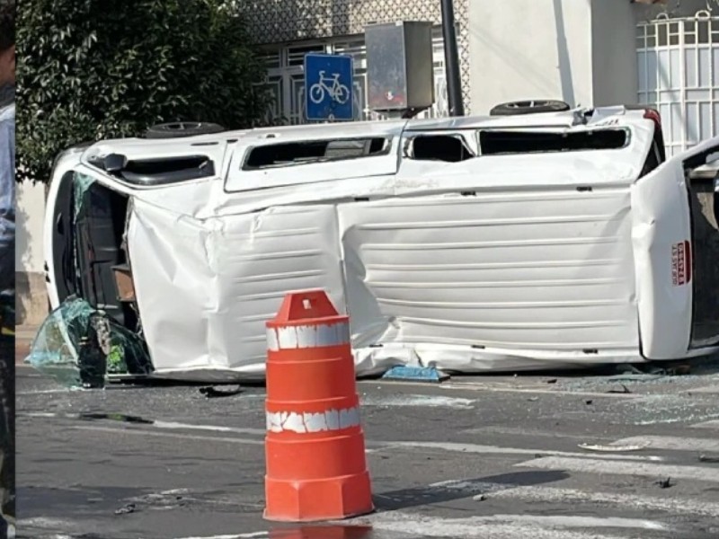 Unidad de transporte público, termina volcada en la 2 sur