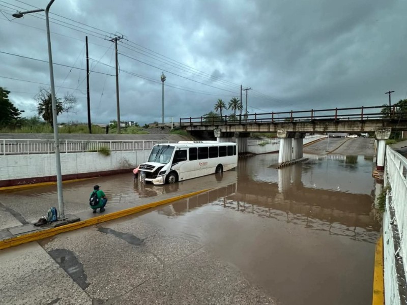 Intenta cruzar paso inundado y queda atrapada unidad de transporte