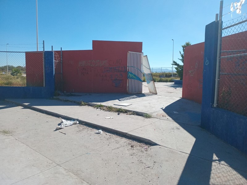 Unidad deportiva en Los Duraznos refleja abandono, vandalismo y deterioro total