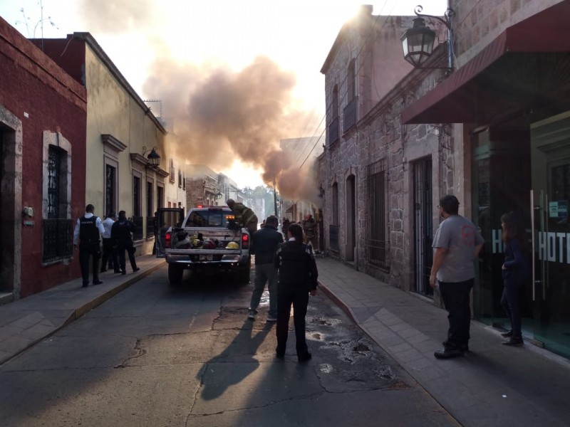 Unidades de emergencia atienden incendio en colonia Centro