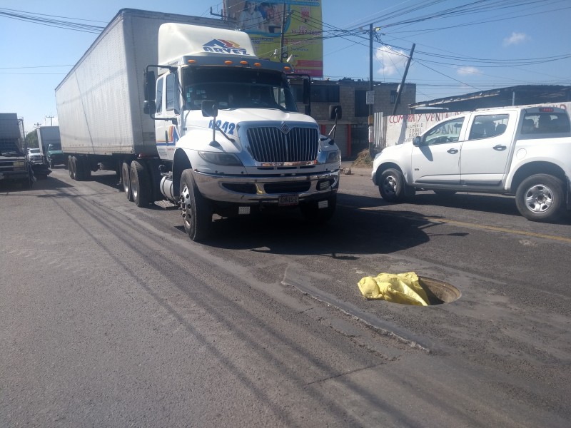 Unidades pesadas destruyen coladeras