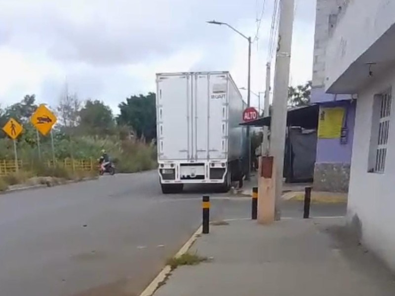Unidades pesadas también obstruyen paso a puentes peatonales en Libramiento