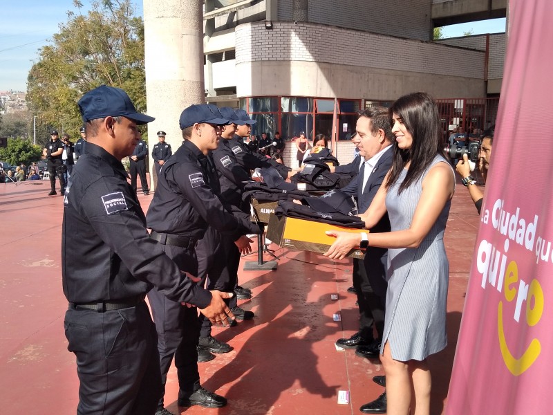 Pablo Lemus entrega uniformes a la policía municipal de Guadalajara