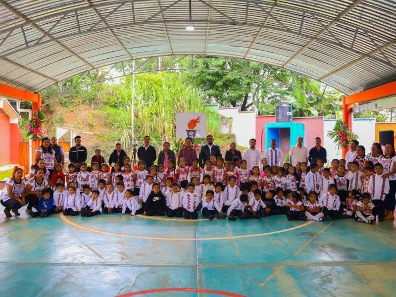 Uniformes escolares con elementos originarios honran raíces indígenas en Oaxaca