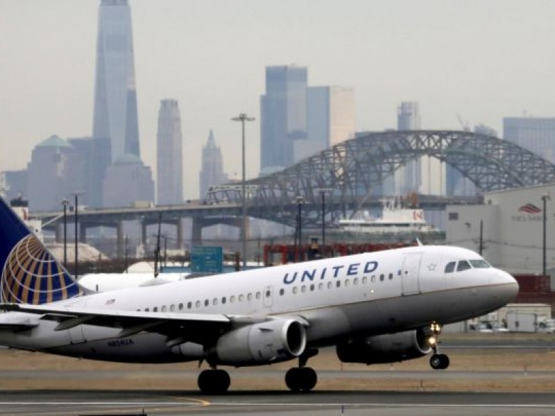 United Airlines despedirá a 600 trabajadores por no vacunarse