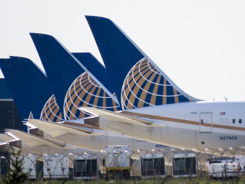 United seguirá recortando vuelos debido a contagios entre empleados