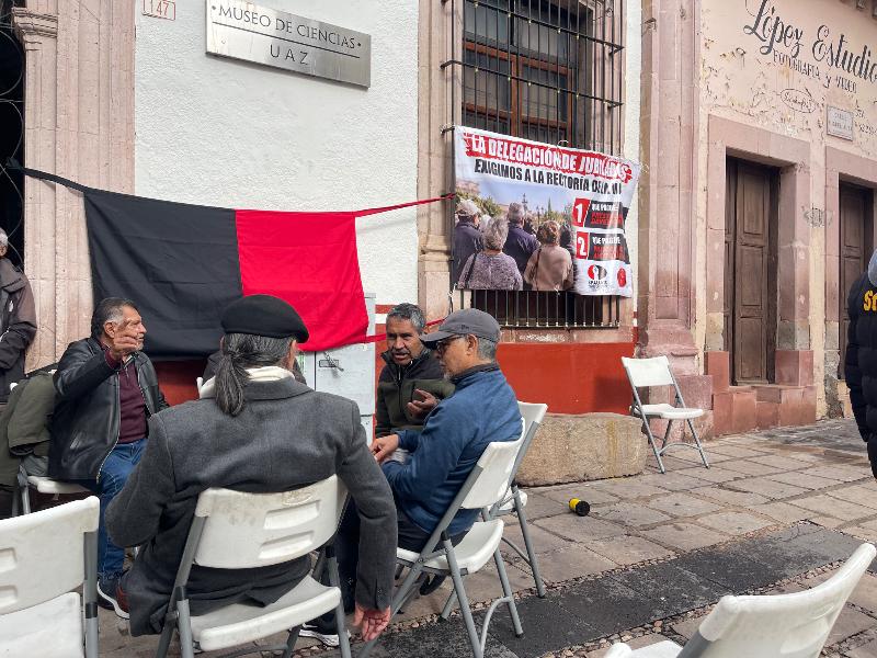 Universidad Autónoma promete transparentar adeudos a jubilados tras toma de Rectoría