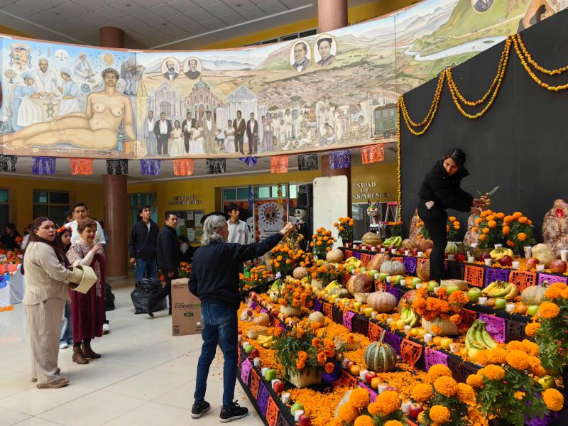 Universidad de Oaxaca presenta altar monumental y exhibe tradiciones de Oaxaca