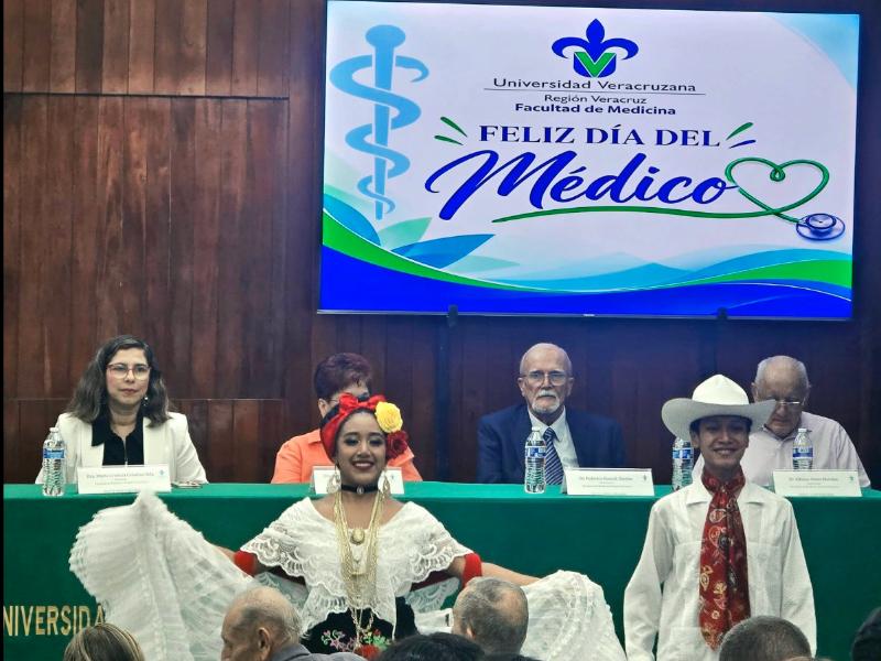 Universidad Veracruzana reconoce a médicos en su día