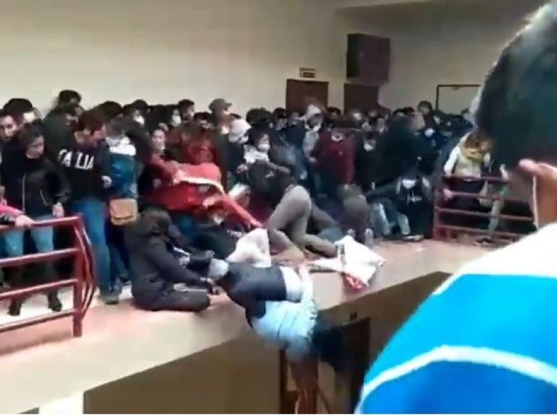 Universitarios caen del cuarto piso en Bolivia; mueren 7