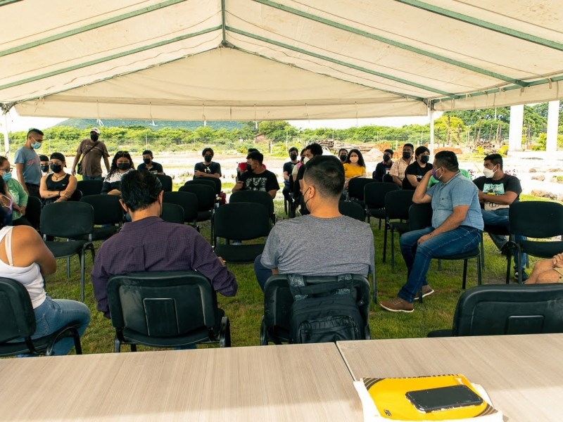 Universitarios carecen de servicio colectivo de transporte en Ixtepec