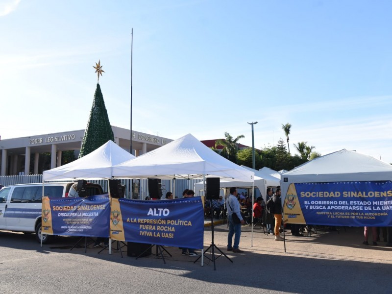 Universitarios comienzan su arribo al Congreso del Estado