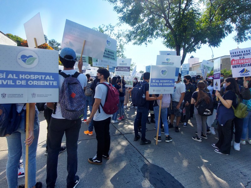 Universitarios entregan 3 mil 100 cartas más al gobernador