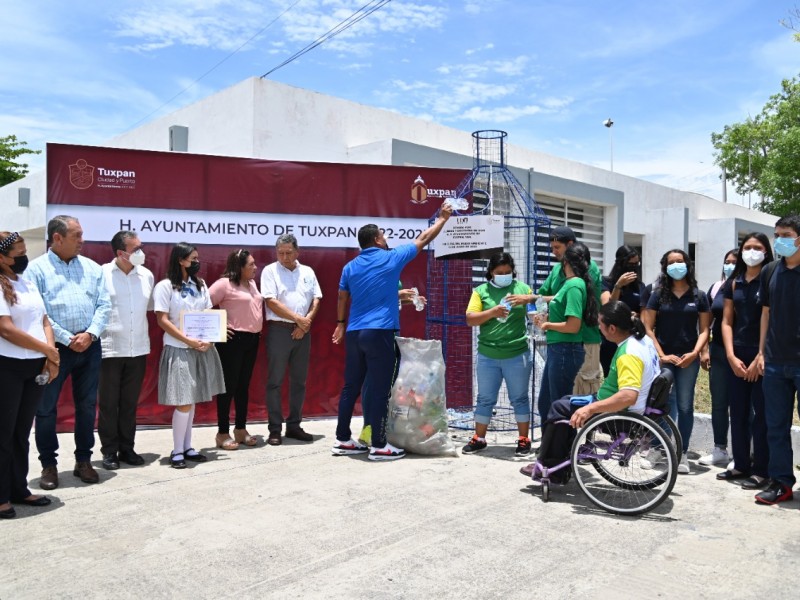 Universitarios instalan contenedor para PET en Unidad Deportiva