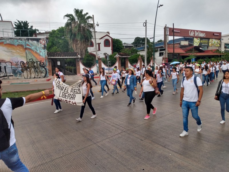 Universitarios marchan y piden no ser excluidos