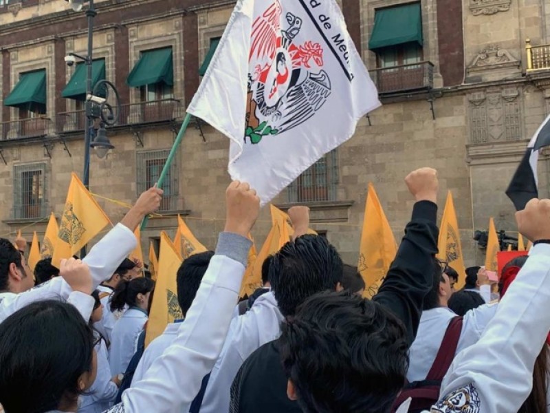 Universitarios protestan frente a Palacio Nacional