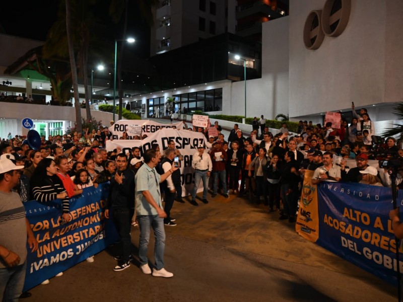 Universitarios se manifiestan ante el Presidente López Obrador en Mazatlán