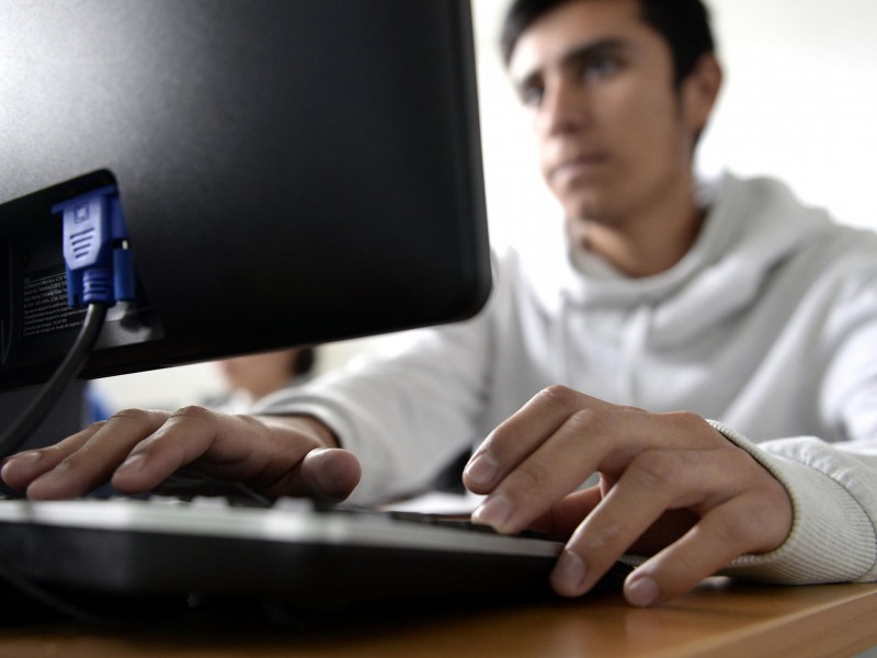 Universitarios sufren problemas psicológicos por clases en línea