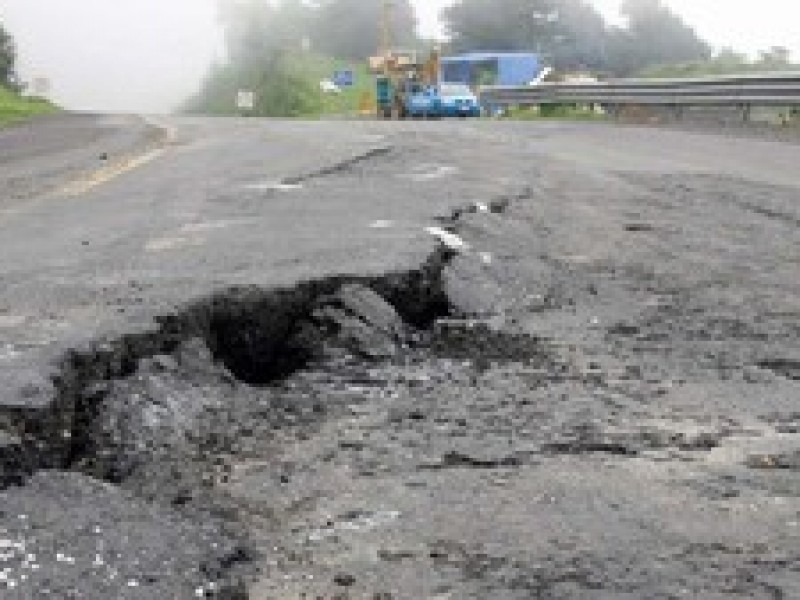 Urge AMLO a gobernadores a reparar carreteras