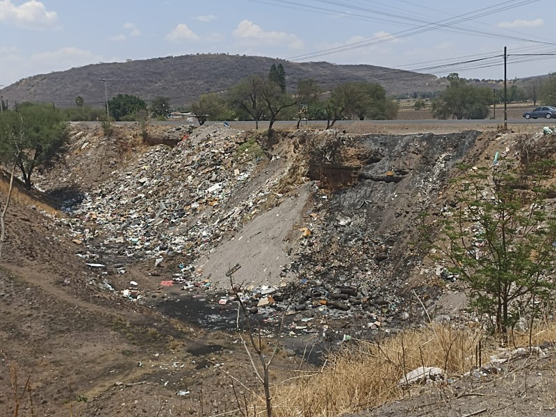 Vecinos urgen atención por socavón-basurero en La Tinaja