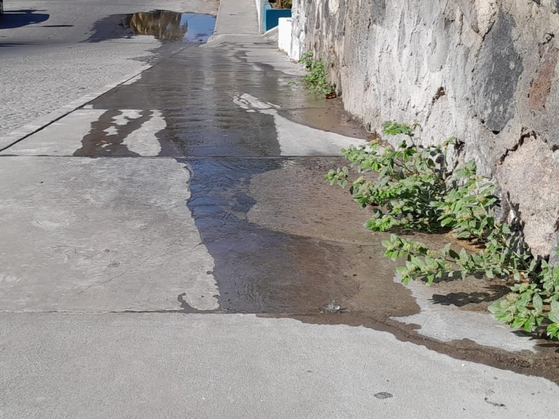 Urge detener fuga de agua en calle Libertad, Colima