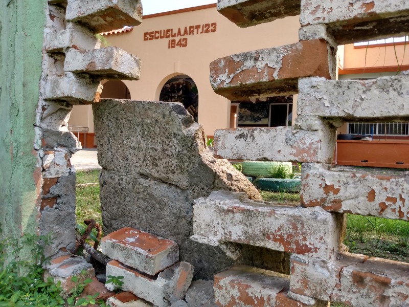 Urge mantenimiento de barda y domo de primaria