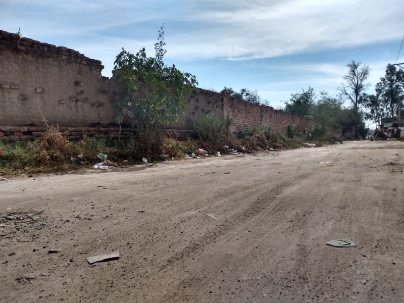 Urge pavimentación en calle Juan de la Barrera