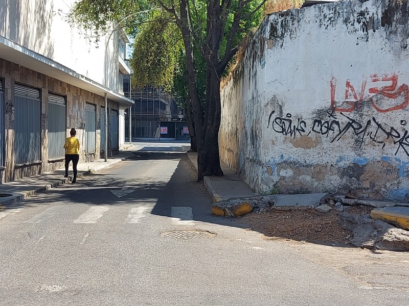 Urge reparación de banquetas destrozadas en el Centro de Guadalajara